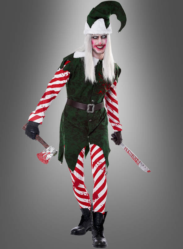 Eine Person in einem gruseligen Horror-Weihnachtself-Kostüm mit Perücke, bestehend aus einer grünen Mütze und rot-weiß gestreiften Hosen, die ein blutiges Messer und eine Axt in den Händen hält, während sie vor einem grauen Hintergrund steht – ein wahrhaft gruseliger Weihnachtswichtel-Look für alle, die den Feiertagen einen Hauch von Horror verleihen möchten.