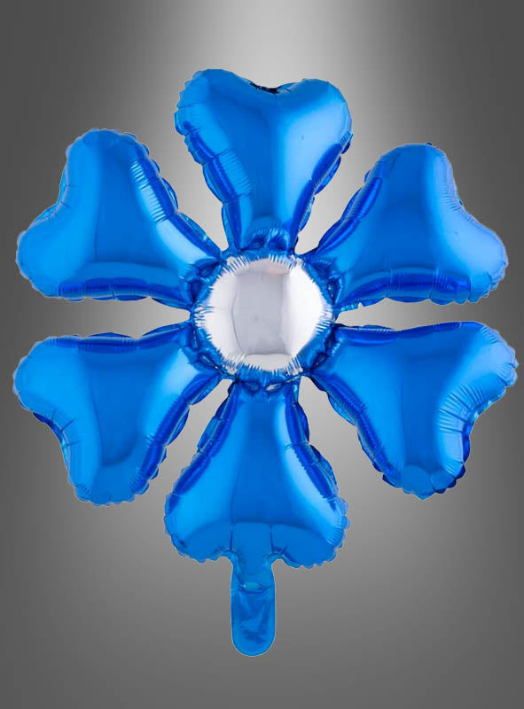 Ein blauer Folienballon „Blume“ (55 x 70 cm, verschiedene Farben) in Form einer sechsblättrigen Blume mit herzförmigen Blütenblättern, die eine weiße Mitte umgeben, vor einem grauen Hintergrund mit Farbverlauf – ideal als fröhlicher Akzent für Ihre Hippie-Party-Dekoration oder Gartenparty-Dekoration.