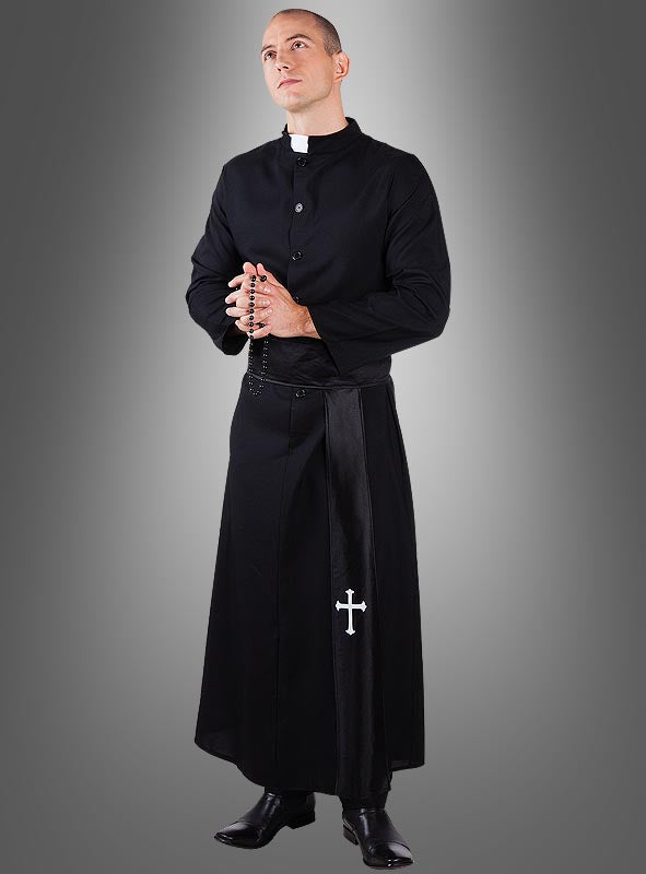 Ein Mann, der das Priesterkostüm für Erwachsene trägt – eine schwarze Soutane mit weißem Kragen –, hält einen Rosenkranz in der Hand und blickt nach oben, während er vor einem schlichten grauen Hintergrund steht. Damit eignet sich das Kostüm ideal für Karneval- oder Fasching-Feiern.