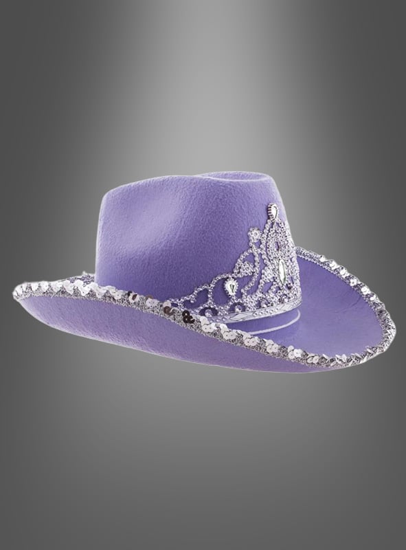 Eine lavendelfarbene Cowgirl-Hut mit Krone, verziert mit funkelnden silbernen Pailletten am Rand und einem glitzernden, mit Edelsteinen besetzten Tiara-Motiv auf der Vorderseite, präsentiert vor einem grauen Hintergrund mit Farbverlauf.