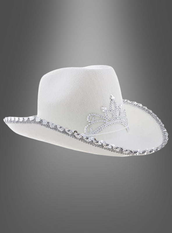 Cowgirl-Hut mit Krone, verziert mit silbernen Pailletten am Rand und einer funkelnden silbernen Paillettenkrone auf der Vorderseite, präsentiert vor einem grauen Hintergrund mit Farbverlauf.