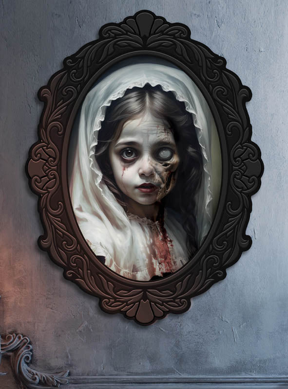 Dieses ovale Wackelbild als Halloween-Dekoration im Format 35 x 48 cm zeigt das Porträt eines jungen Mädchens mit blasser Haut, dunklen Ringen unter den Augen und einem Auge, das beschädigt oder untot wirkt. Das Ganze ist in einem eleganten ovalen Rahmen vor einer strukturierten grauen Wand eingefasst – damit ist es das perfekte, gespenstische 3D-Lentikularbild für Ihre Sammlung von Halloween-Wackelbildern.
