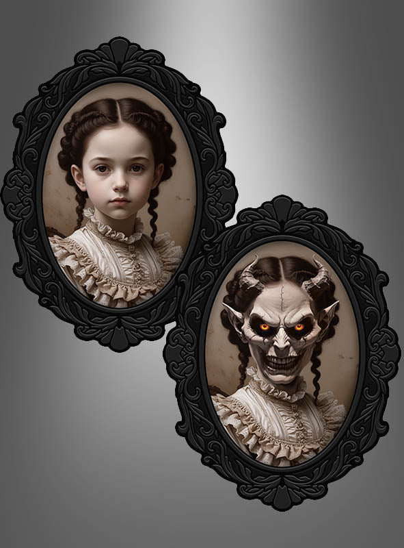Zwei kunstvoll gestaltete ovale Wackelbilder-Rahmen (35 x 48 cm) als Halloween-Dekoration – der eine zeigt ein Mädchen in einem viktorianischen Kleid, während der andere mithilfe eines 3D-Lentikular-Effekts ihr dämonisches Aussehen offenbart: leuchtende Augen und Hörner – eine ideale, gruselige Ergänzung für Ihre Halloween-Dekosammlung.
