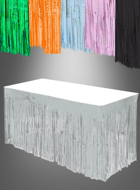 Ein rechteckiger Tisch ist mit einem silbernen „Lametta Tischrock“ (75 x 275 cm) mit metallischer Fransenbordüre geschmückt; darunter sind Muster derselben „Lametta Tischumrandung“ in Grün, Orange, Blau, Rosa, Lila und Schwarz zu sehen – damit ist sie eine ideale, funkelnde Partydekoration für jeden festlichen Anlass.