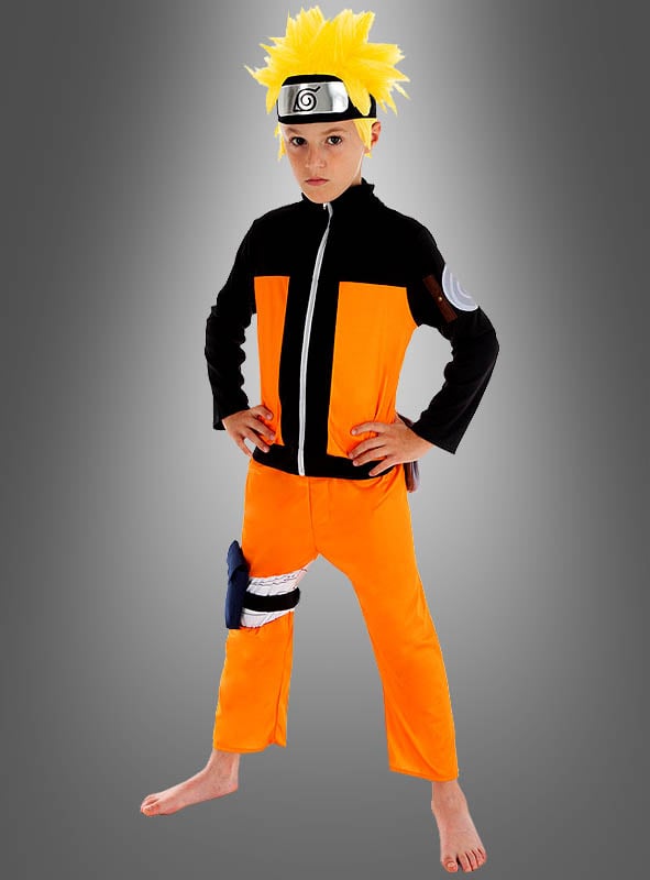 Ein Kind im Naruto-Cosplay-Kinderkostüm – in den Farben Orange und Schwarz, inspiriert von „Naruto Shippuden“ –, dazu eine gelbe Stachelperücke und ein Stirnband, steht barfuß mit den Händen in die Hüften gestemmt vor einem grauen Hintergrund.