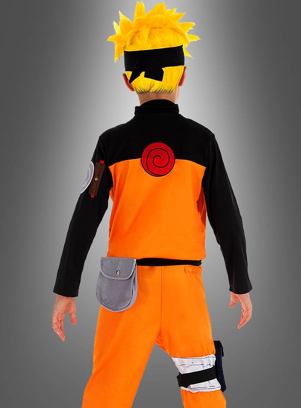 Person in einem Naruto-Cosplay-Kinderkostüm – bestehend aus einem orange-schwarzen Ninja-Outfit mit Stirnband –, von hinten vor einem schlichten grauen Hintergrund fotografiert, ideal für junge Naruto-Fans.
