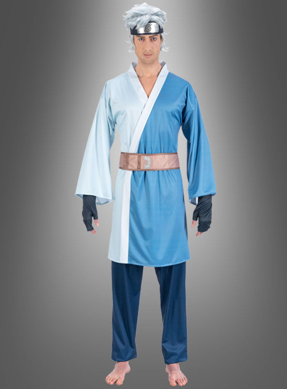 Eine Person steht barfuß vor einem grauen Hintergrund mit Farbverlauf und trägt das Mitsuki-Kostüm für Erwachsene aus dem Anime „Boruto“: eine blau-weiße Robe im Anime-Stil mit einem braunen Gürtel, einer silbernen Stachelperücke, fingerlosen Handschuhen und einem Stirnband mit Metallplatte – eine ideale Wahl für alle, die ihre Sammlung an lizenzierten Anime-Kostümen um ein authentisches Boruto-Cosplay erweitern möchten.