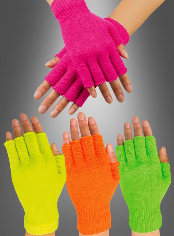 Vier Paar Hände präsentieren die fingerlosen 80er-Strickhandschuhe in Neonfarben in auffälligen Rosa-, Gelb-, Orange- und Grüntönen vor einem grauen Hintergrund mit Farbverlauf. Diese fingerlosen Strickhandschuhe sind das ideale Accessoire für jedes Karnevalskostüm oder jedes Retro-Party-Outfit.
