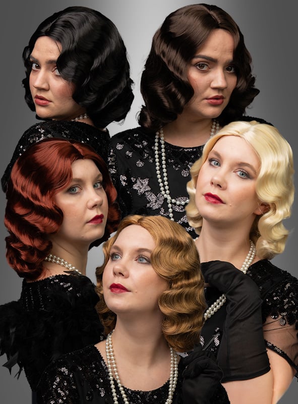 Fünf Frauen mit Retro-Frisuren aus den 1920er Jahren, darunter die glamouröse „Premium Luxus Perücke 20er Wasserwelle Frisur Lilly“ und klassische, vom Charleston inspirierte Looks, tragen Perlenketten und posieren in schwarzen Outfits vor einem grauen Hintergrund mit Farbverlauf.