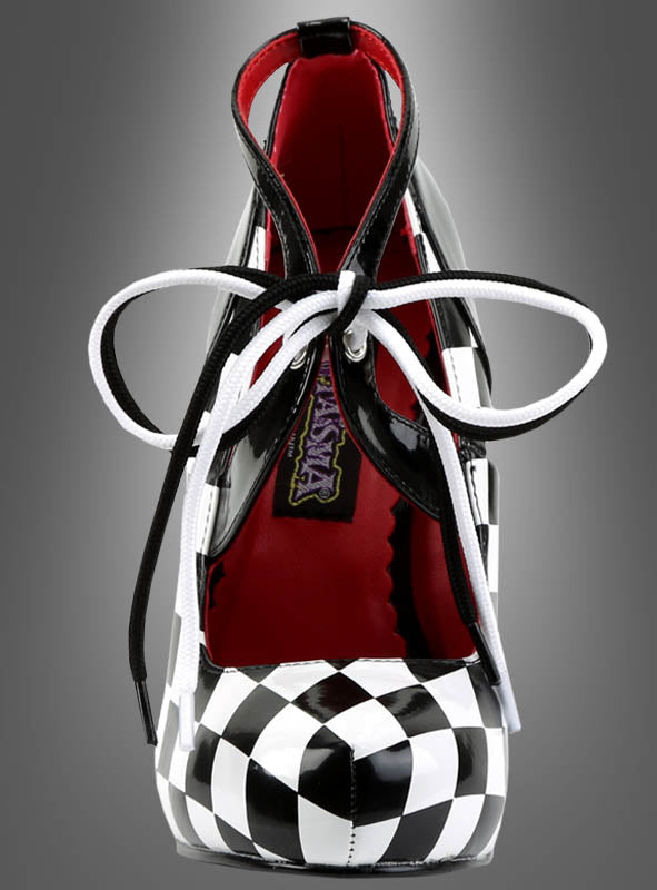 Harlekin-Schachbrett-Schuhe Clown: Ein Schuh mit hohem Absatz, der durch ein auffälliges schwarz-weißes Schachbrettmuster im Stil klassischer Harlekine besticht. Hervorhebend wirken das leuchtend rote Innenfutter sowie die schwarz-weißen Schnürsenkel, die zu einer Schleife gebunden sind (Ansicht von vorne).