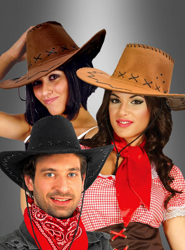 Drei Erwachsene, die Cowboy-Hüte für Damen und Herren sowie Westernkostüme tragen, posieren vor einem grauen Hintergrund mit Farbverlauf.