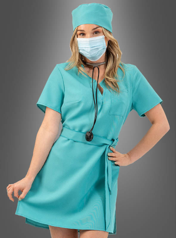 Eine Person, die das OP-Krankenschwester-Kostüm trägt – bestehend aus einem blaugrünen OP-Kleid, einer OP-Haube, einer Gesichtsmaske und einem Stethoskop – steht vor einem grauen Hintergrund; ideal für Karneval oder Themenveranstaltungen.