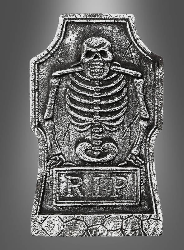 Der „Gothic Grabstein Deko Halloween“ ist ein grauer Grabstein, der mit einem Skelett-Relief verziert ist und darunter die eingravierten Buchstaben „RIP“ trägt.