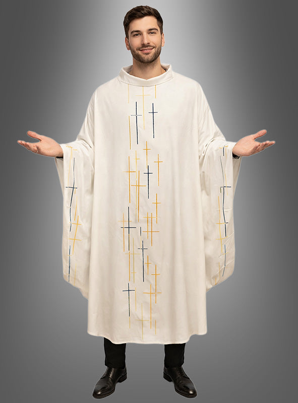 Ein Mann steht mit ausgebreiteten Armen da und trägt ein cremefarbenes Priester-Messgewand mit Kreuzen, das auf der Vorderseite und an den Ärmeln vertikale Kreuzmuster in Gelb und Blau aufweist, die sich von einem grauen Hintergrund mit Farbverlauf abheben.