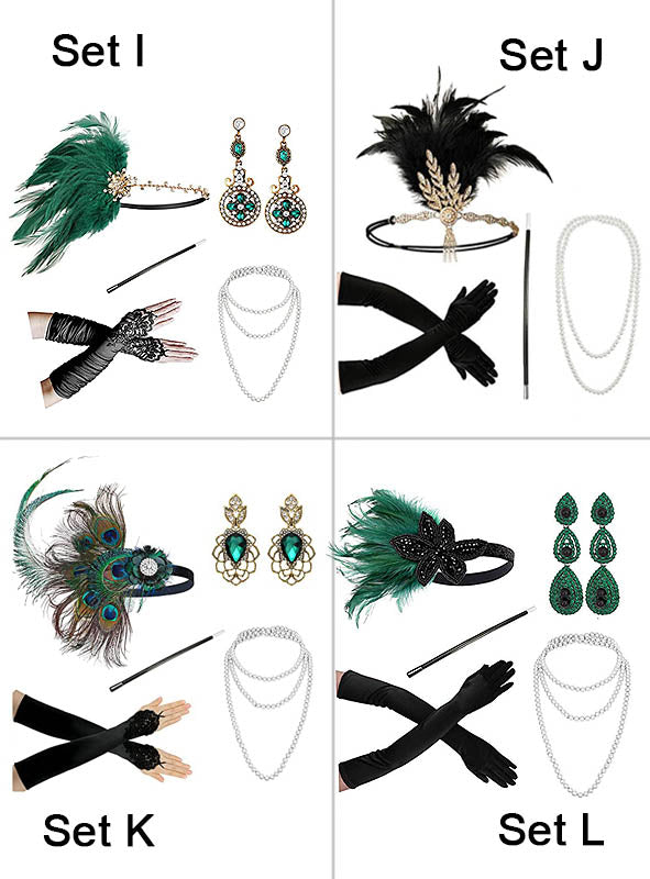 Vier Charleston-Kostümzubehör-Sets in Gold, jeweils bestehend aus einem Feder-Haarreif, elegantem goldenem Haarschmuck, Ohrringen, einer Halskette, Handschuhen und diversem Schmuck – ideal, um Ihren authentischen Look der 1920er Jahre zu vervollständigen. Die Sets sind eindeutig als Set I, Set J, Set K und Set L gekennzeichnet. Dieses 20er-Jahre-Accessoire-Set eignet sich perfekt, um jedem Kostüm-Ensemble Vintage-Stil und Flair zu verleihen.