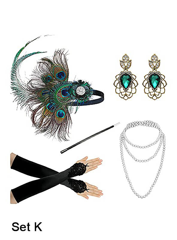 Das Charleston-Kostümzubehör-Set in Gold, auch bekannt als Set K, umfasst ein Stirnband mit Pfauenfedern als goldenen Haarschmuck, elegante Ohrringe, lange schwarze Handschuhe, eine Perlenkette und eine Zigarettenspitze – damit ist es das ideale Accessoire-Set im Stil der 20er Jahre, um Ihr vintage-inspiriertes Flapper-Kostüm für Damen zu vervollständigen.