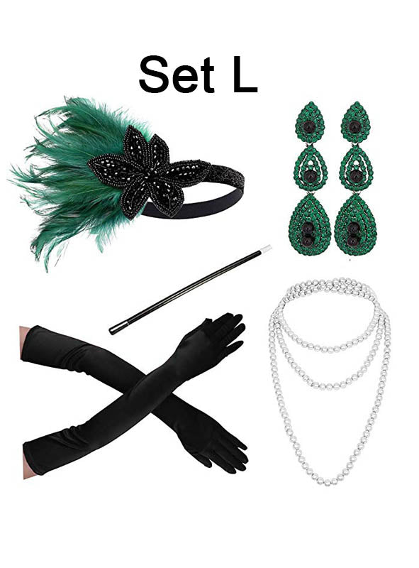 Runden Sie Ihren Look mit dem Charleston-Kostümzubehör-Set in Gold ab – einem glamourösen Accessoire-Set im Stil der 1920er Jahre, bestehend aus einem atemberaubenden Feder-Stirnband, eleganten grünen Ohrringen, klassischen schwarzen Handschuhen, einer Perlenkette und einer zeitlosen schwarzen Zigarettenspitze. Dieses Accessoire-Set im Stil der 20er Jahre ist die perfekte Wahl, um Ihrem Outfit authentisches Flair zu verleihen.
