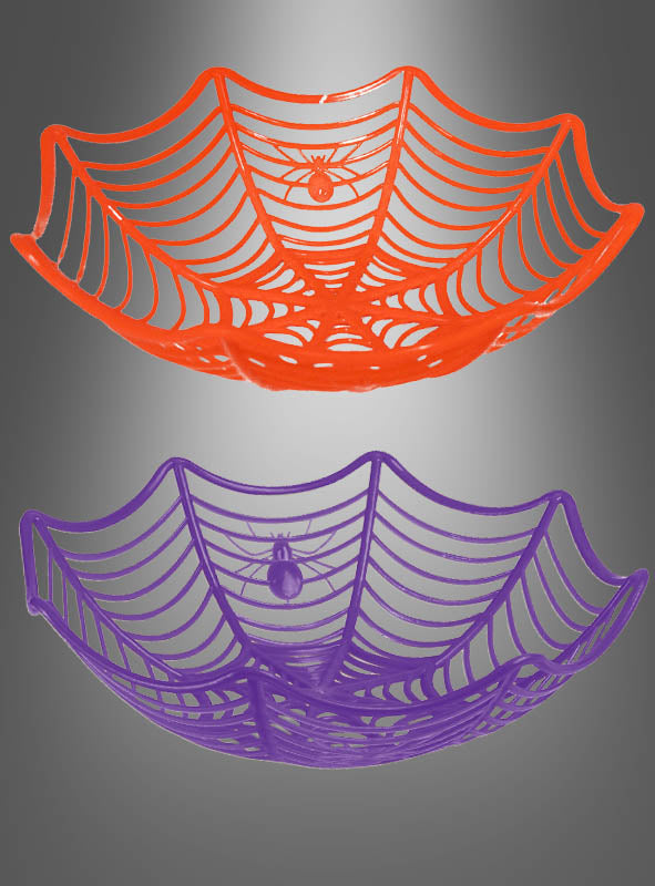 Zwei „Spinnennetz“-Dekoschalen „Halloween“ (27 cm) aus Kunststoff – eine in Orange und eine in Lila –, jeweils mit einem kleinen Spinnenmotiv in der Mitte, ideal als Halloween-Tischdekoration zum Servieren von Halloween-Süßigkeiten, präsentiert vor einem grauen Hintergrund mit Farbverlauf.