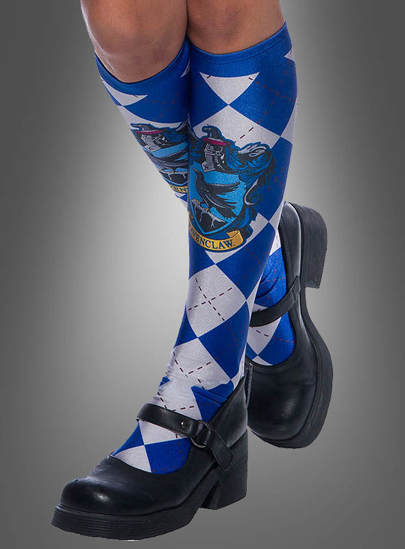 Eine Person in blau-weißen Ravenclaw-Kniestrümpfen mit Rautenmuster und Wappen im Harry-Potter-Stil, kombiniert mit schwarzen Mary-Jane-Schuhen, vor grauem Hintergrund – perfekt, um jede Hogwarts-Schuluniform oder jedes Harry-Potter-Kostüm zu vervollständigen.