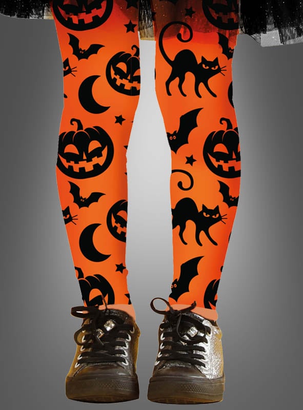Ein Kind trägt eine orangefarbene Strumpfhose mit Kürbissen und schwarzen Halloween-Motiven wie Katzen, Fledermäusen, Kürbissen und Monden, dazu schwarze Schuhe – eine perfekte Ergänzung für jedes Halloween-Kostüm für Kinder.