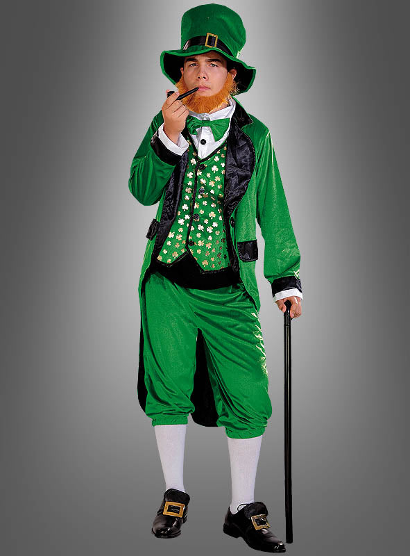 Diese Person trägt das grüne „Irischer Kobold“-Leprechaun-Kostüm, bestehend aus einem grünen Anzug, einem Zylinder, einer Pfeife und einem Spazierstock, und steht vor einem grauen Hintergrund – perfekt, um den St. Patrick’s Day zu feiern.