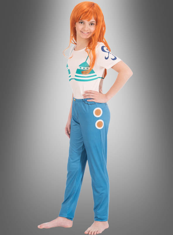 Ein Kind im Nami-Kostüm aus „One Piece“, inspiriert von der Strohhut-Bande, mit einer orangefarbenen Perücke, einem weißen Hemd mit türkisfarbenen Mustern und einer blauen Hose mit weißen und orangefarbenen Kreisen, steht barfuß vor einem grauen Hintergrund mit Farbverlauf.