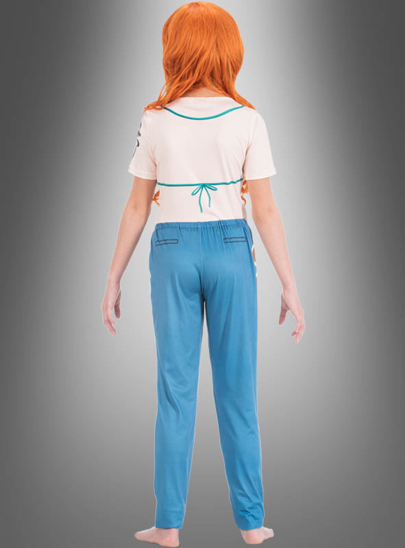 Eine Person mit langen orangefarbenen Haaren, gekleidet in ein weißes Kurzarm-Oberteil und eine blaue Hose – ideal, um das Nami-Kostüm für Kinder aus „One Piece“ zur Geltung zu bringen –, steht barfuß und mit dem Rücken zur Kamera vor einem grauen Hintergrund mit Farbverlauf.