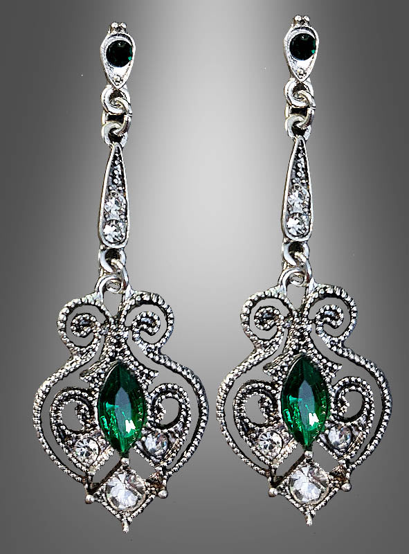 Ein Paar Ohrringe im Antik-Stil mit Edelsteinen besticht durch kunstvolle Silberfiligranarbeiten mit grünen Edelsteinen im Marquise-Schliff und kleinen klaren runden Steinen, wobei elegante, herabhängende Elemente vor einem grauen Hintergrund mit Farbverlauf zur Geltung kommen.