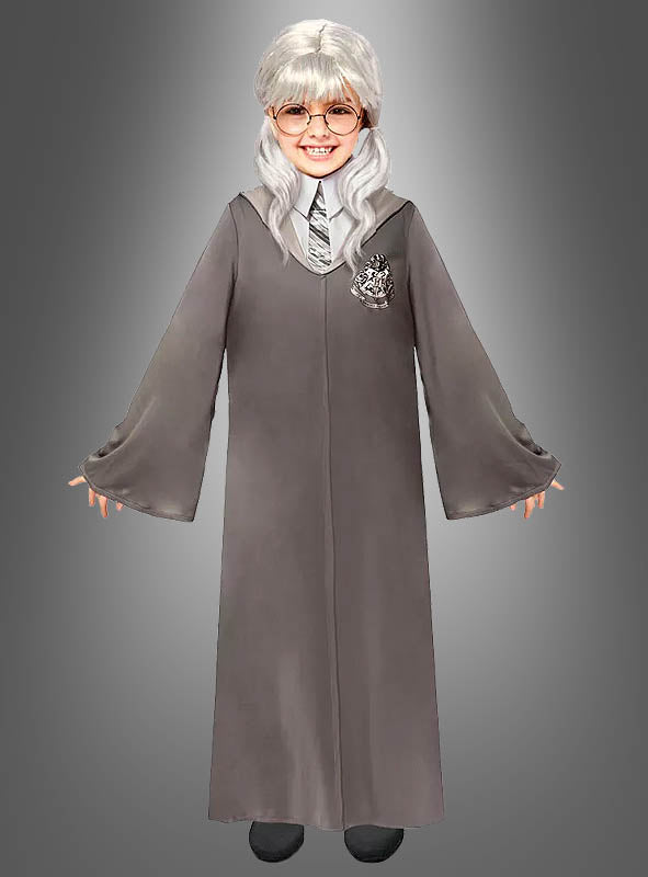 Ein Kind im „Myrte Toilettengeist“-Kostüm für Kinder aus „Harry Potter“, bestehend aus einer grauen Robe, einer gestreiften Krawatte und einer Brille, mit langen silbernen Haaren und einem Wappen auf der Brust – perfekt für eine zauberhafte Hogwarts-Verkleidung oder als Teil eines bezaubernden „Maulende Myrte“-Geisterkostüms.