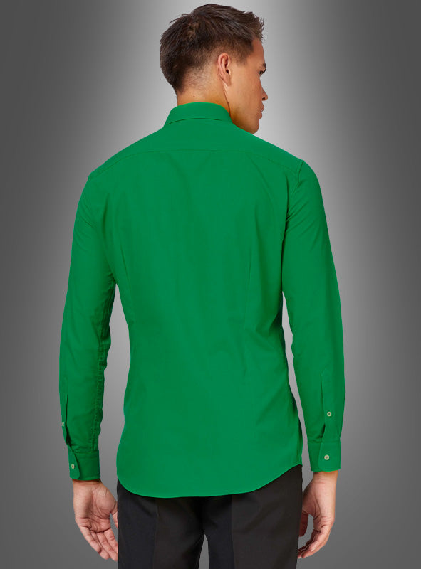 Vor einem grauen Hintergrund mit Farbverlauf steht ein Mann mit dem Rücken zur Kamera, bekleidet mit dem „Grünen Langarmhemd für Herren“ und einer schwarzen Hose.
