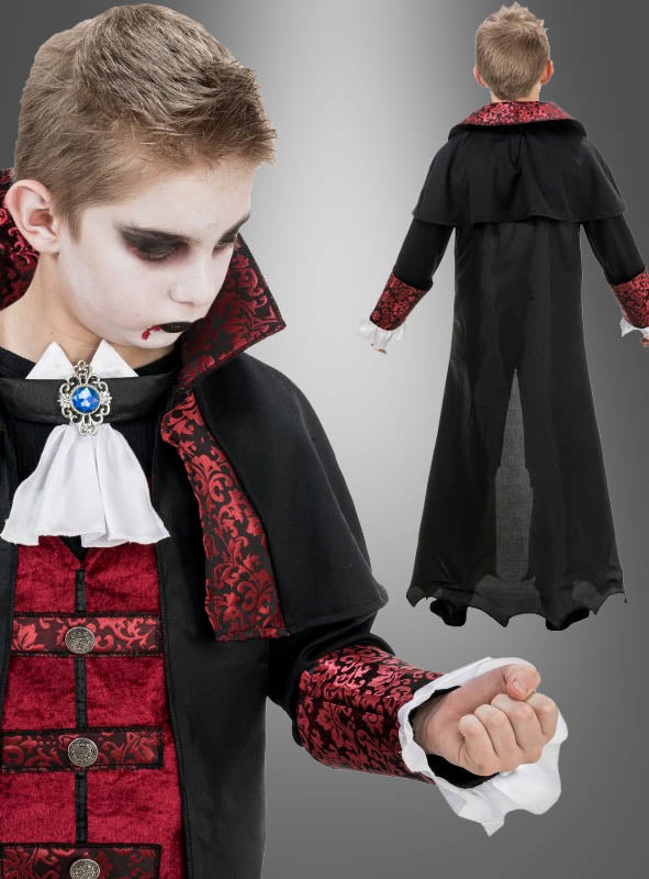 Ein Kind, das das „Edles Vampir-Kostüm für Kinder“ trägt – ein auffälliges rot-schwarzes Kostüm –, kombiniert mit weißem Make-up, wird sowohl von vorne als auch von hinten vor einem grauen Hintergrund mit Farbverlauf gezeigt, was es zu einem hervorragenden Halloween-Kostüm für Kinder macht.