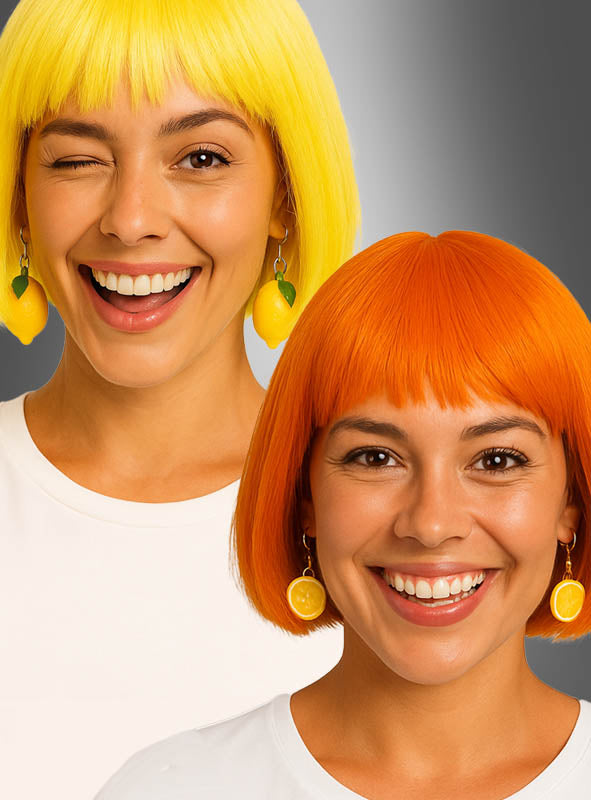 Zwei Frauen mit stilvollen Bob-Frisuren – die eine mit leuchtend gelbem, die andere mit orangefarbenem Haar – tragen strahlend weiße Blusen und auffällige Ohrringe in Form von Zitronenscheiben oder ganzen Zitronen. Ihre farbenfrohen, zitronenförmigen Ohrringe verleihen dem Bild eine verspielte Note, während sie vor einem grauen Hintergrund mit Farbverlauf strahlend lächeln.