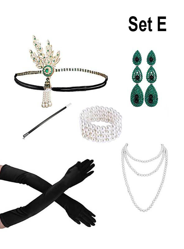 Das von den 20er Jahren inspirierte Schmuck- und Accessoire-Set „20er Charleston Accessoire Set mit Schmuck, gold“ umfasst ein mit Edelsteinen besetztes Stirnband, grüne Ohrringe, ein Perlenarmband, eine Perlenkette, lange schwarze Handschuhe und eine Zigarettenspitze – perfekt, um Ihr 20er-Jahre-Kostüm zu vervollständigen. Bezeichnet als Set E.
