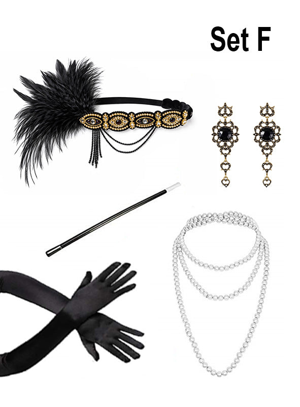 Das „20er Charleston-Accessoire-Set mit Schmuck in Gold“ umfasst ein schwarzes Haarreif mit Federn, schwarz-goldene Ohrringe, einen Zauberstab, lange schwarze Handschuhe und eine Perlenkette. Dieses Set eignet sich perfekt als Accessoires für Flapper-Girls oder zur Vervollständigung Ihres Charleston-Looks der 1920er Jahre und ist ideal, um ein authentisches Kostüm im Stil der 20er Jahre zu kreieren.