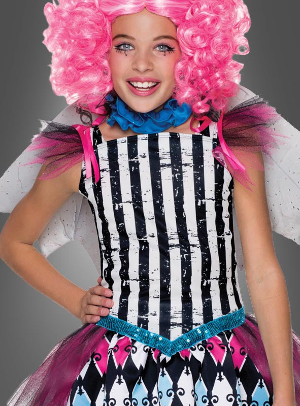 Ein Kind lächelt vor einem grauen Hintergrund und trägt dabei das Rochelle-Goyle-Kostüm von Monster High mit schwarz-weißen Streifen, rosa Haaren, einem blauen Kragen, Tüllärmeln und einem gemusterten Rock – perfekt für Mädchenkostüme zu Halloween oder für Fans des kultigen Monster-High-Looks.