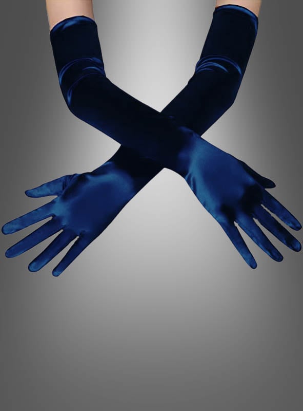 Zwei Arme, an denen lange, dunkelblaue Satinhandschuhe in verschiedenen Farben getragen werden, sind an den Handgelenken vor einem grauen Hintergrund mit Farbverlauf elegant verschränkt.