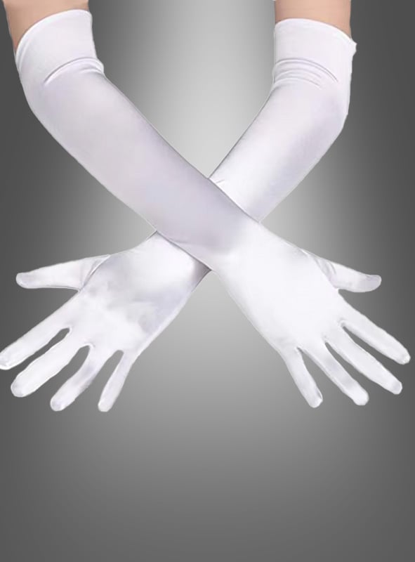Ein Paar Arme, an denen lange, weiße Satinhandschuhe in verschiedenen Farben getragen werden, sind an den Handgelenken vor einem grauen Hintergrund mit Farbverlauf gekreuzt.