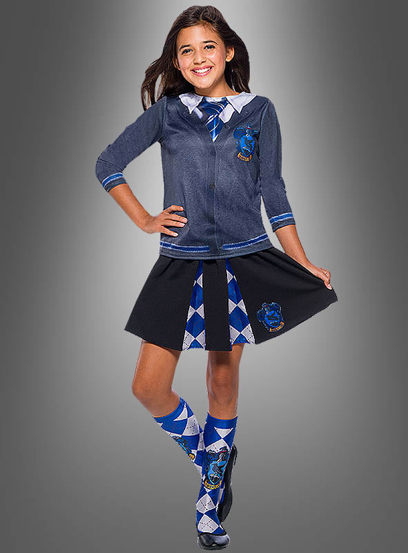 Ein Mädchen trägt den „Kinder Ravenclaw Rock Harry Potter“-Rock, dazu eine blau-graue Strickjacke, eine Krawatte und passende Kniestrümpfe, und steht vor einem grauen Hintergrund.