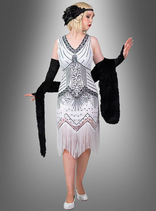 Eine Person trägt das luxuriöse Kleid „Shirley“ im Flapper-Stil der 1920er Jahre mit Paillettenmuster, kombiniert mit schwarzen Handschuhen, einem Feder-Stirnband und einer Pelzstola, und posiert vor einem grauen Hintergrund. Das Kleid ist auch in Übergrößen erhältlich.