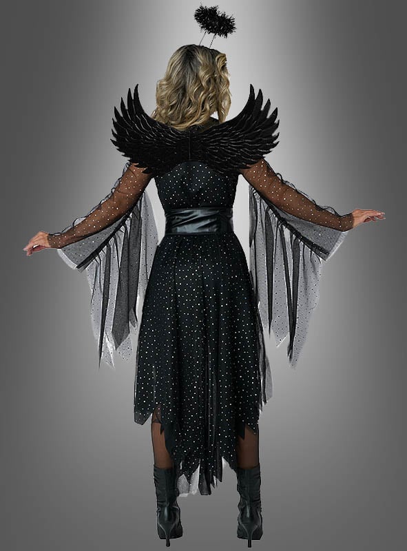 Eine Person trägt das Kostüm „Schimmernder, düsterer schwarzer Engel“, bestehend aus einem schwarzen Kleid mit durchsichtigen, funkelnden Ärmeln, schwarzen Federflügeln, einem schwarzen Heiligenschein-Stirnband und schwarzen Stiefeln. Sie steht mit leicht ausgestreckten Armen da und blickt vom Betrachter weg – ein perfektes dunkles Karnevalskostüm für Damen.