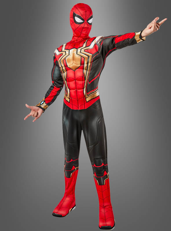 Ein Kind, das das Spider-Man-„Iron Spider“-Kinderkostüm in den Farben Rot, Schwarz und Gold trägt, steht vor einem schlichten grauen Hintergrund und streckt einen Arm in einer Pose aus, als würde es ein Spinnennetz abschießen.