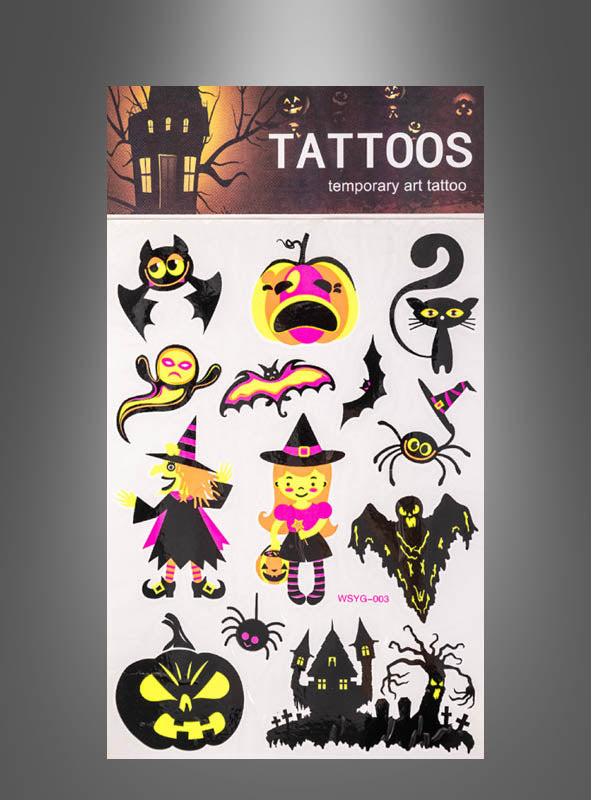 Bogen mit temporären Halloween-Tattoos mit Motiven wie Kürbissen, Fledermäusen, einer Hexe, einer Katze, Spukhäusern, einem Geist und einer Spinne auf grauem Hintergrund. Halloween-Tattoos sind das perfekte Accessoire, um dein Halloween-Kostüm abzurunden oder jeder Feier einen gruseligen Touch zu verleihen.