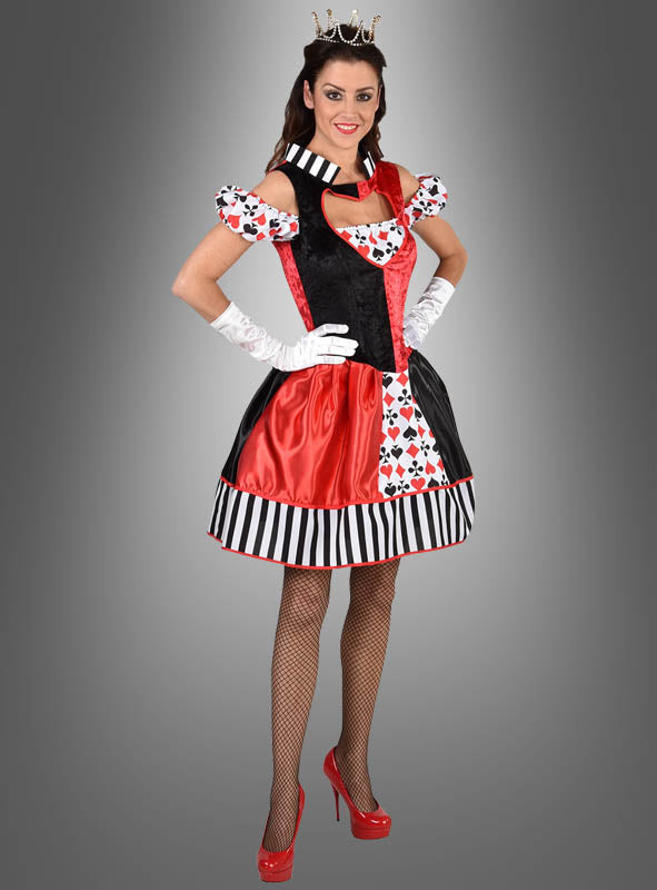 Eine Frau, die ein „Deluxe Kartenkönigin“-Kleid trägt – bestehend aus einer Krone, einem rot-schwarzen Kleid im Stil von Casino-Spielkarten, weißen Handschuhen, Netzstrümpfen und roten Pumps –, steht vor einem grauen Hintergrund mit Farbverlauf.