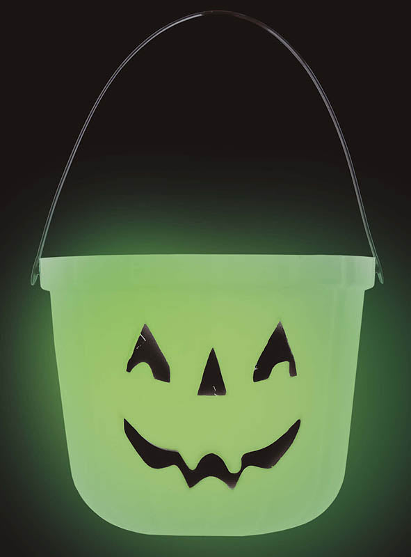 Der Halloween-Eimer für Süßigkeiten aus grünem Kunststoff mit einem Jack-o-Lantern-Gesicht und einem schwarzen Henkel leuchtet im Dunkeln – ideal zum Sammeln von Süßigkeiten an gruseligen Abenden.
