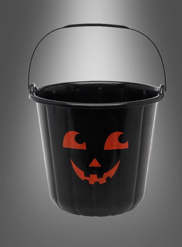 Wir präsentieren den Halloween-Eimer für Süßigkeiten: einen schwarzen Plastikeimer mit einem leuchtend orangefarbenen, geschnitzten Kürbiskopf und einem stabilen Henkel. Vor einem stilvollen Hintergrund mit Graustufen-Farbverlauf ist dieser im Dunkeln leuchtende Eimer perfekt zum Sammeln von Süßigkeiten geeignet und sorgt für zusätzliche Spannung in gruseligen Halloween-Nächten.