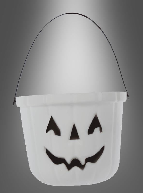 Wir stellen vor: den Halloween-Eimer für Süßigkeiten: Ein weißer Plastikeimer mit einem schwarzen Jack-o’-Lantern-Gesicht und einem schwarzen Henkel, präsentiert vor einem grauen Farbverlauf. Perfekt zum Sammeln von Süßigkeiten – leuchtet im Dunkeln und sorgt so für besonders gruseligen Spaß!.