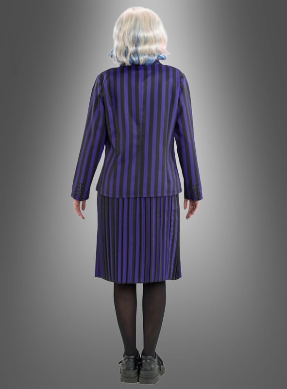 Eine Person mit kurzen, gewellten, weißen Haaren steht mit dem Rücken zur Kamera und trägt das „Enid-Kostüm aus Wednesday“ – ein schwarz-lila gestreiftes Set aus Jacke und Rock –, dazu schwarze Strumpfhosen und schwarze Schuhe, vor einem grauen Hintergrund mit Farbverlauf.