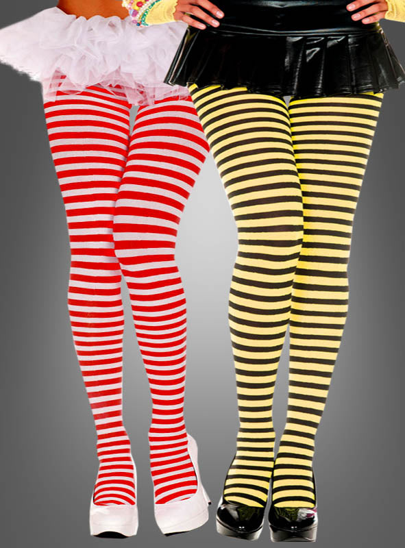 Zwei Personen, die XXL-Ringelstrumpfhosen tragen – eine in rot-weißen Streifen, die andere in gelb-schwarzen Streifen –, beide kombiniert mit Röcken und High Heels, stehen nebeneinander vor einem grauen Hintergrund. Diese blickdichten Strumpfhosen sind perfekt, um bei jedem festlichen Anlass ein lebhaftes Statement zu setzen.