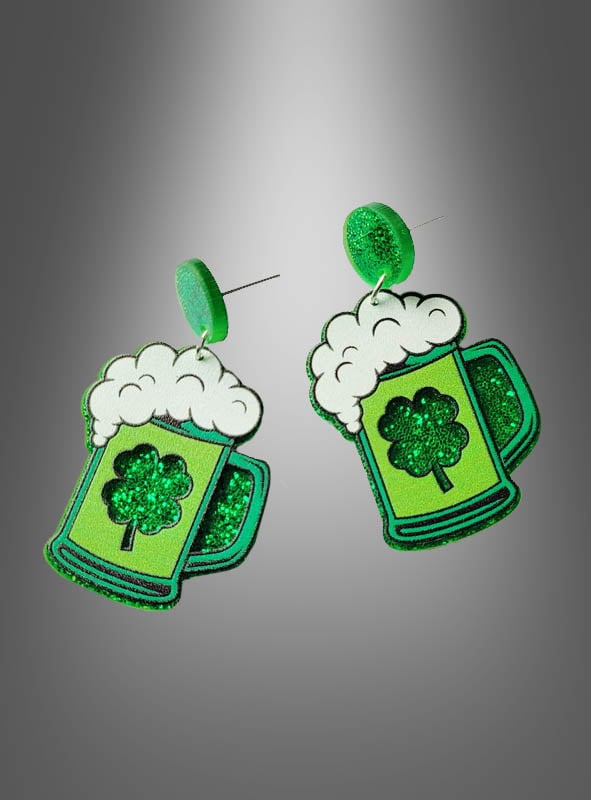Verleihen Sie Ihrem Outfit einen festlichen Touch mit den „St. Patrick’s Day Ohrringe Kleeblatt“ – einem Paar grüner, glitzernder Ohrringe in Form von Bierkrügen, komplett mit Schaumkrone und Kleeblatt-Motiven. Diese Ohrringe eignen sich perfekt für die Feierlichkeiten zum St. Patrick’s Day, heben sich deutlich von einem grauen Hintergrund mit Farbverlauf ab und verleihen jedem Look funkelnden Charme.