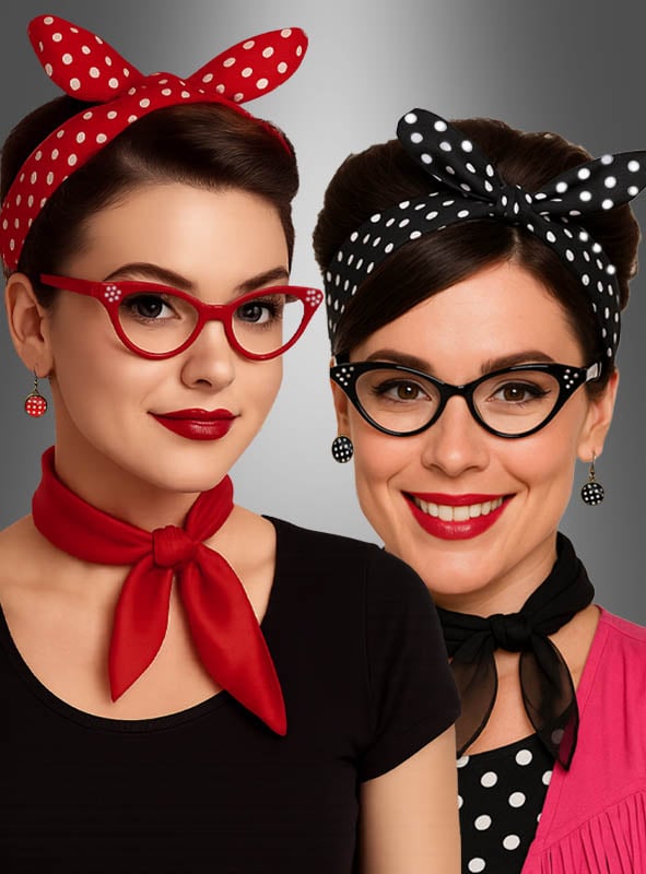 Zwei Frauen posieren vor einem grauen Hintergrund mit Farbverlauf. Beide tragen das authentische Rockabilly-Outfit im Stil der 50er Jahre – komplett mit Retro-Outfits, gepunkteten Stirnbändern, passenden Brillen, Ohrringen, Schals und knallrotem Lippenstift – und präsentieren damit perfekte 50er-Jahre-Mode und Rockabilly-Accessoires für Damen.